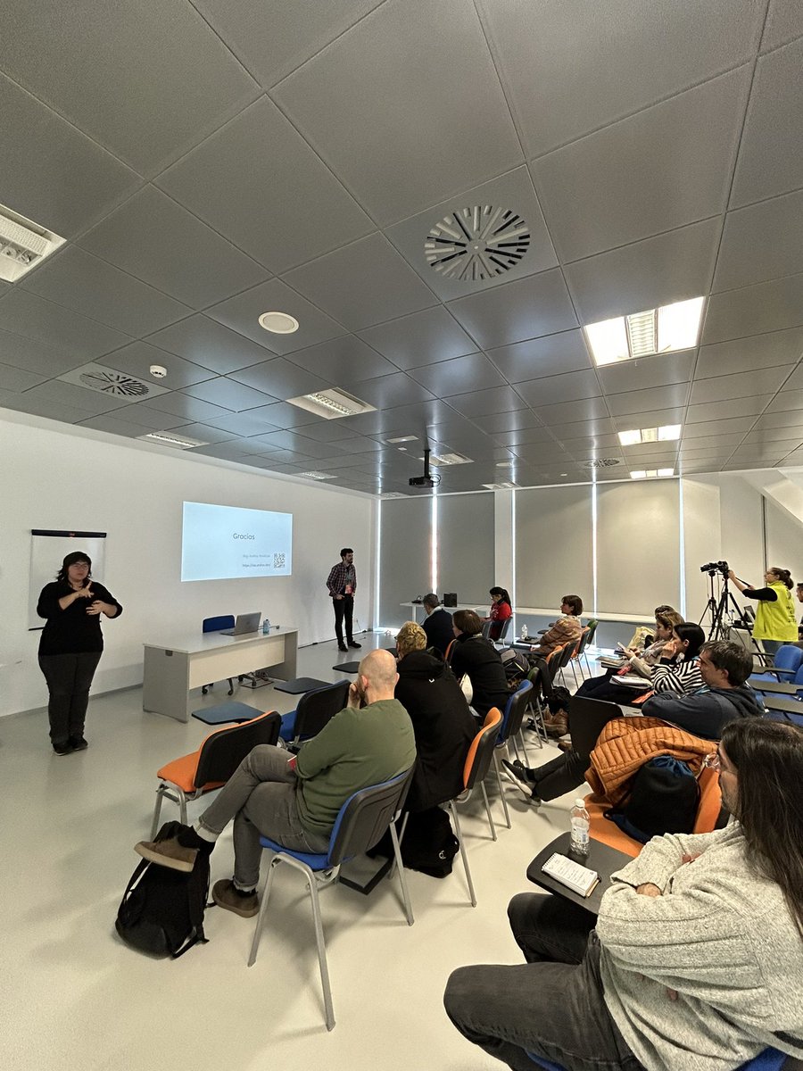 Termina la primera ponencia del Aula 1 con <a href="/androsfenollosa/">Andros Fenollosa</a> y su charla sobre “HTML y CSS para trabajar en equipo” #WCZGZ23