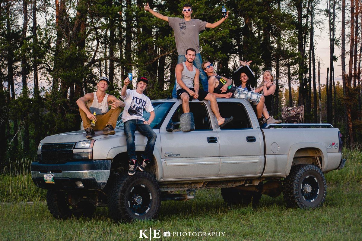 kendoll_knows's tweet photo. Facebook just reminding that I could be 9/10 lit 🍺 and still do a bombass photoshoot for the homies. https://t.co/XurNKAoieh