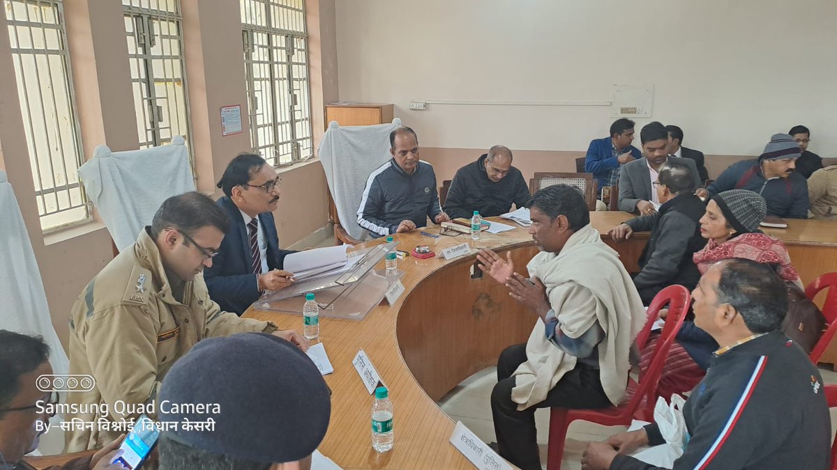 dmamroha's tweet photo. आज तहसील धनौरा सभागार में संपूर्ण समाधान दिवस का आयोजन कर फरियादियों की शिकायतों को गंभीरता से सुना और संबंधित अधिकारियों को गुणवत्तापूर्ण समय से निस्तारण करने के निर्देश दिए। https://t.co/203z5H9l7m