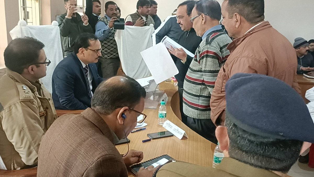 dmamroha's tweet photo. आज तहसील धनौरा सभागार में संपूर्ण समाधान दिवस का आयोजन कर फरियादियों की शिकायतों को गंभीरता से सुना और संबंधित अधिकारियों को गुणवत्तापूर्ण समय से निस्तारण करने के निर्देश दिए। https://t.co/203z5H9l7m
