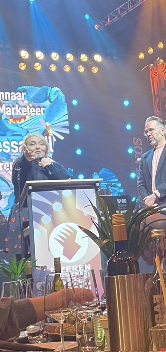 TiVre_Utrecht's tweet image. Onze teamleider programmamarketing Kimtessa is de beste marketeer van de poppodia. Wij zijn beretrots! @vnpf #ijzerenpodiumdier Van harte Kim!