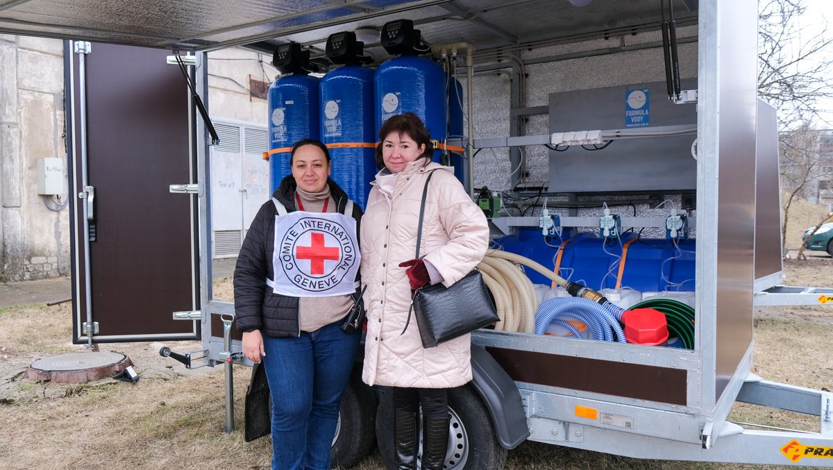ICRC_ua's tweet photo. In Ukraine, many people are without water - for some, months. 

The longer the period, the more it can lead people to increasingly riskier methods of getting water. 

'Water treatment mobile units' can reduce this risk by producing safe drinking water from streams and ponds. https://t.co/mAAvMum8hJ