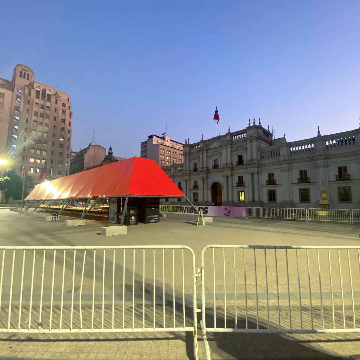 archambassador's tweet photo. XXII Bienal de Arquitectura de Chile / #HabitatsVulnerables 

Arquitectos, urbanistas y ciudadanos exigentes buscan recuperar espacios públicos, y por otro lado, las malas administraciones del estado les ponen rejas e incluso cierran y privatizan veredas y plazas públicas. https://t.co/5SiZ3lmXpt