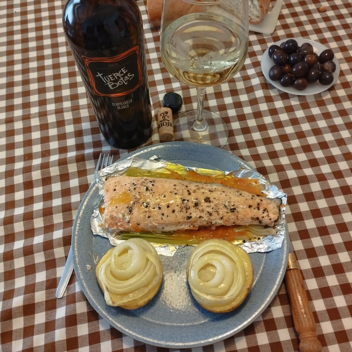 manquilefs's tweet photo. Cambiando de registro, hoy salmón al horno en papillote en cama de puerro y zanahoria que ha quedado espectacular y este #TuerceBotas blanco tempranillo @RiojaWine_ES @RutaVinoRioja @karguinano @AjosCuelga @Alimentacion_es @garbanfuco @hogarmania @yendoporlavida @ZamoraHosteleri https://t.co/cWq636G2AF