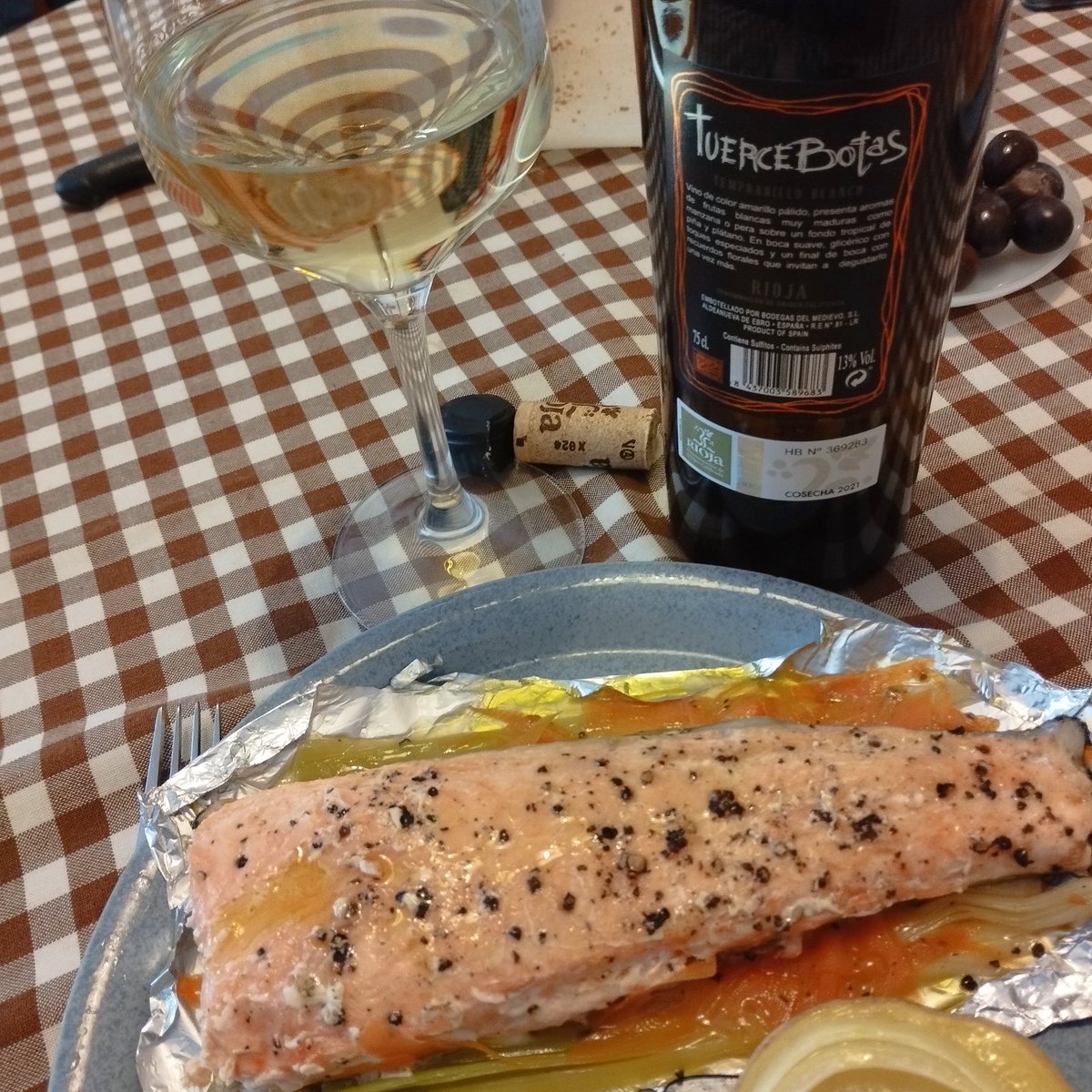 manquilefs's tweet photo. Cambiando de registro, hoy salmón al horno en papillote en cama de puerro y zanahoria que ha quedado espectacular y este #TuerceBotas blanco tempranillo @RiojaWine_ES @RutaVinoRioja @karguinano @AjosCuelga @Alimentacion_es @garbanfuco @hogarmania @yendoporlavida @ZamoraHosteleri https://t.co/cWq636G2AF