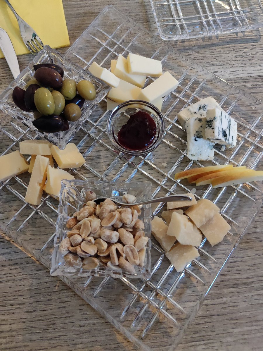 Meikku81's tweet photo. Viinejä, juustoja ja söpöjä koiria, ei huono! 😍🍷🧀 #viinillä #juustot https://t.co/lWqLPdSmGK