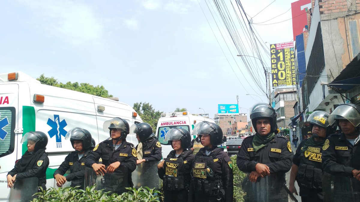 chabelitacongre's tweet photo. Policía no deja ingresar a asesores de mi despacho para verificar que no se vulneren los derechos de los estudiantes y ciudadano dentro de la universidad San Marcos ni que hayan detenciones arbitrarias. Estoy personalmente en camino, esta operación no puede estar sin fiscalizar. https://t.co/H83KlDfHMA