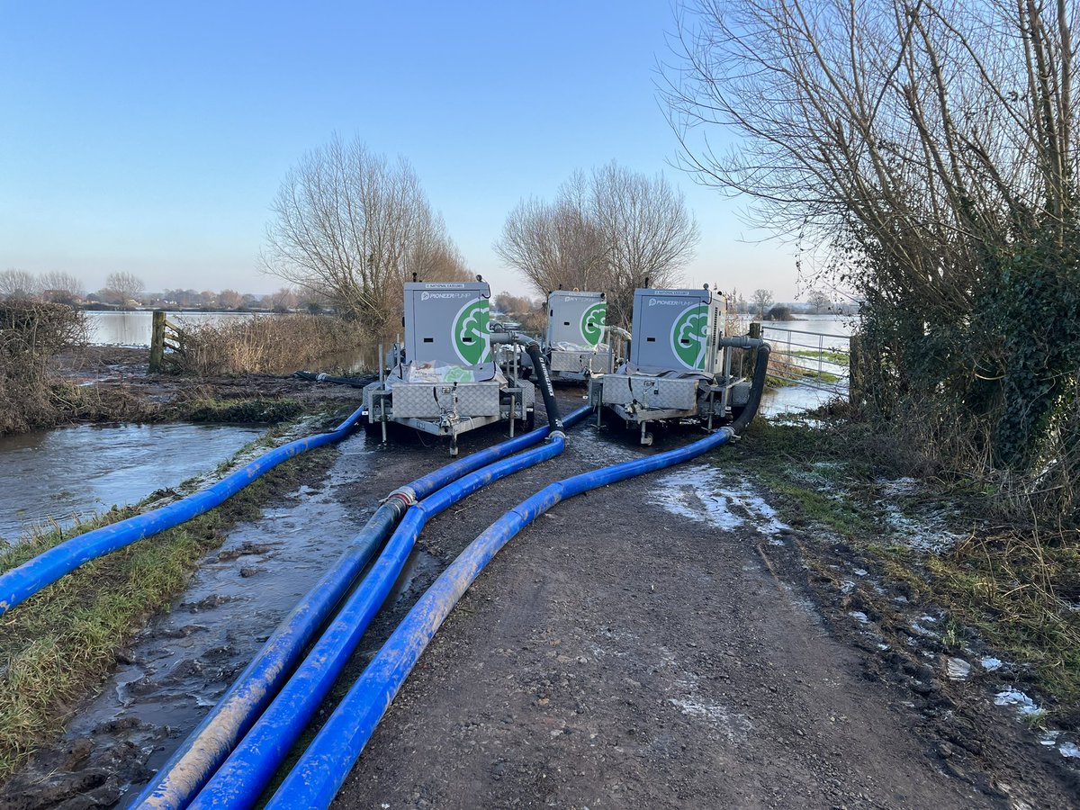 pinktrackies's tweet photo. We asked for pumps to get ride of the water!! There are literally pumps now everywhere across the Somerset levels 👏👏thanks @AdrianGovierEA @dredgetherivers working together does help 😀 https://t.co/WOmp7rq4ZO