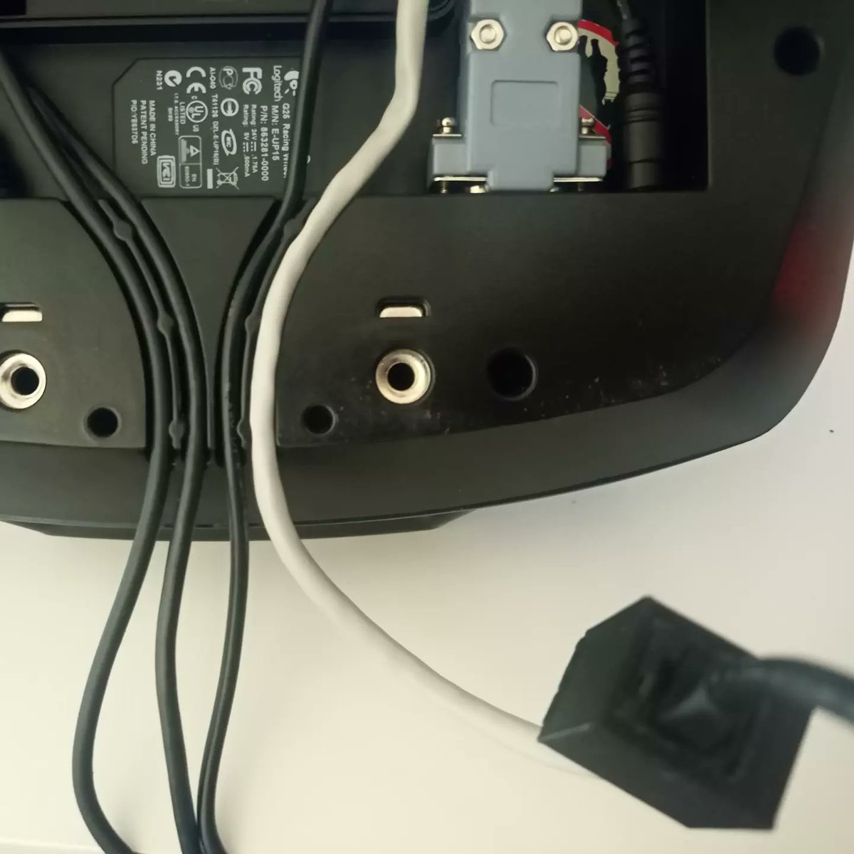 Adaptador para usar pedales Thrustmaster en bases Logitech.
Compatible con CONSOLAS.

Es sorprendente la enorme cantidad de adaptadores que pueden necesitarse en un mercado tan variado....