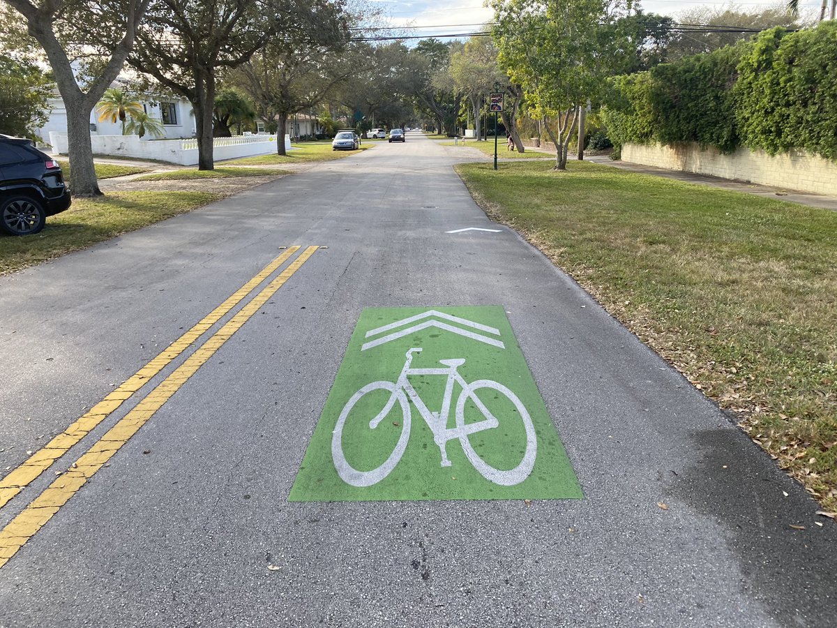 davsot's tweet photo. Pronto… 👀 #biciflechas #sharrows
Una red de rutas ciclistas por las calles residenciales https://t.co/zzeN69gp09