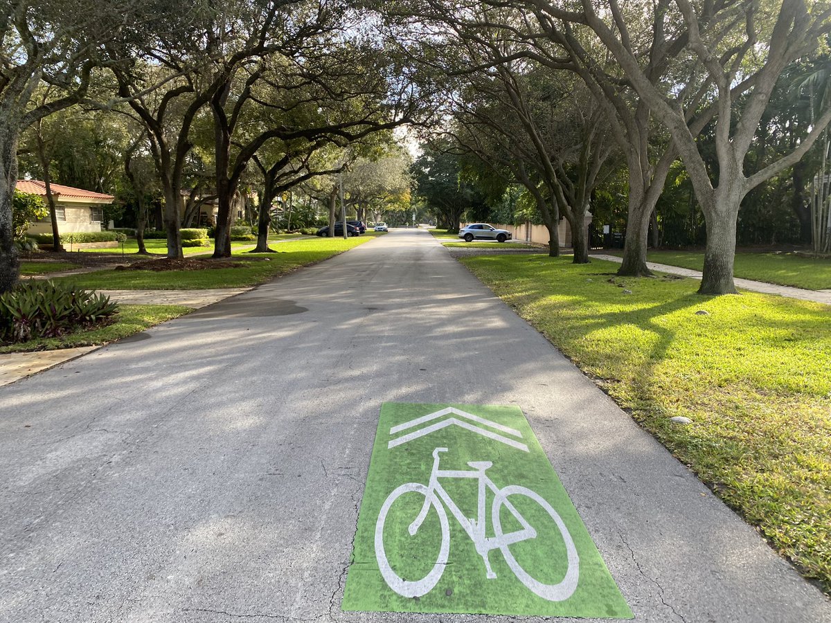 davsot's tweet photo. Pronto… 👀 #biciflechas #sharrows
Una red de rutas ciclistas por las calles residenciales https://t.co/zzeN69gp09