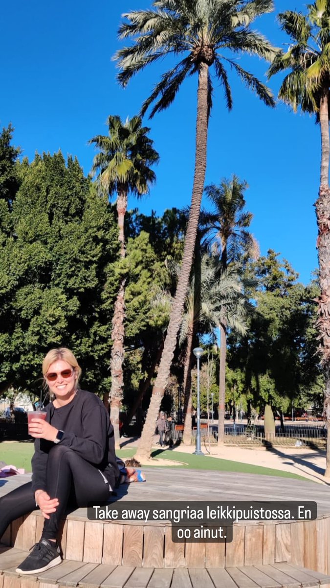 Tammikuussa auringonpaisteessa take away sangriaa 3,5€ leikkipuistossa. Ei onnistuisi Suomessa.