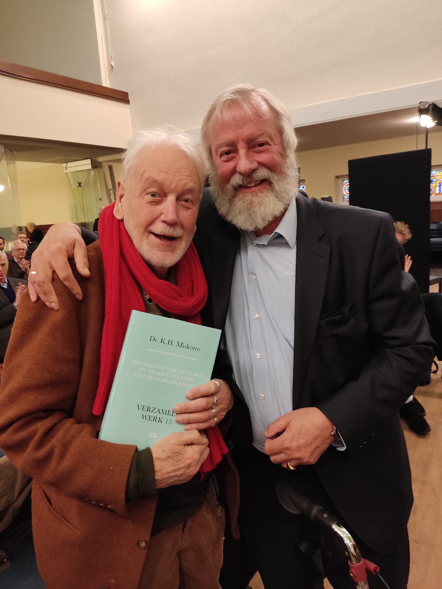 Eerste exemplaar aan de zoon wiens vader trouw alle aantekeningen maakte van de lezingen van Miskotte in de oorlogsjaren: Jan Kok. Historisch moment @PKNnl <a href="/PThU_NL/">PThU</a> @protestants020