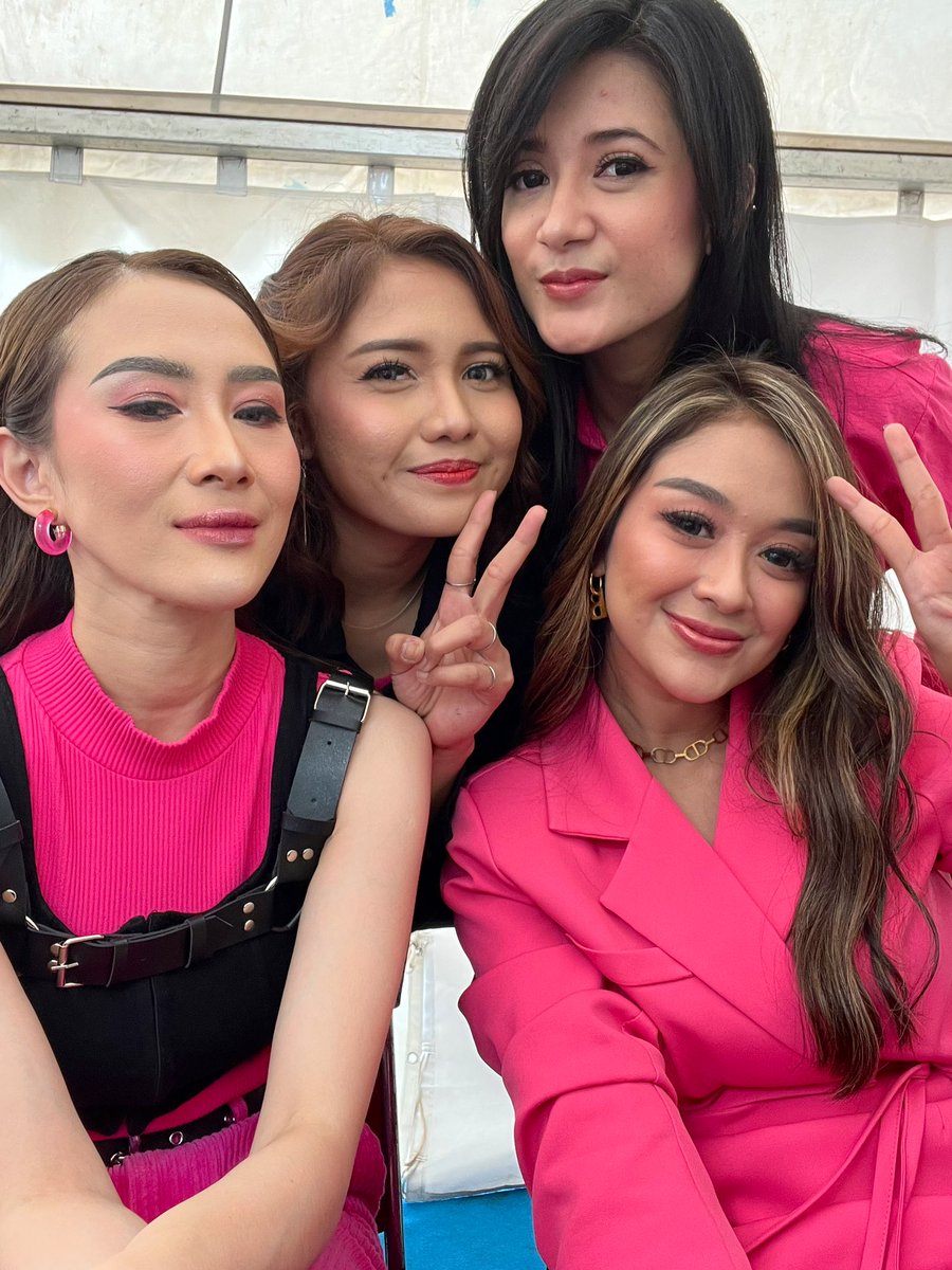Gliese_SG's tweet photo. in the name of #SuperGirlies HALO we are #GLIESE ! Apa kamu sudah nonton #INBOXSCTV hari ini? Kalau belum, bisa liat tayangan ulang di #Vidio 🥳🫶🏻 https://t.co/jpUJwrFHGd