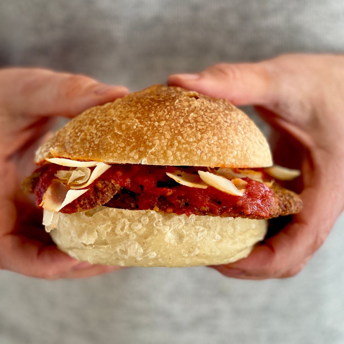 I know what we're getting for lunch! Chick*n Parm Sandwich!

#plantbased #plantbasedrestaurant #plantbasedmarket #toronto #collegestreet #chicknparm