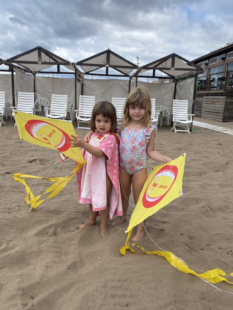 ACondenanza's tweet photo. Barrileteada de VEA en Balneario Poseidon de Necochea https://t.co/neWXFkoffF