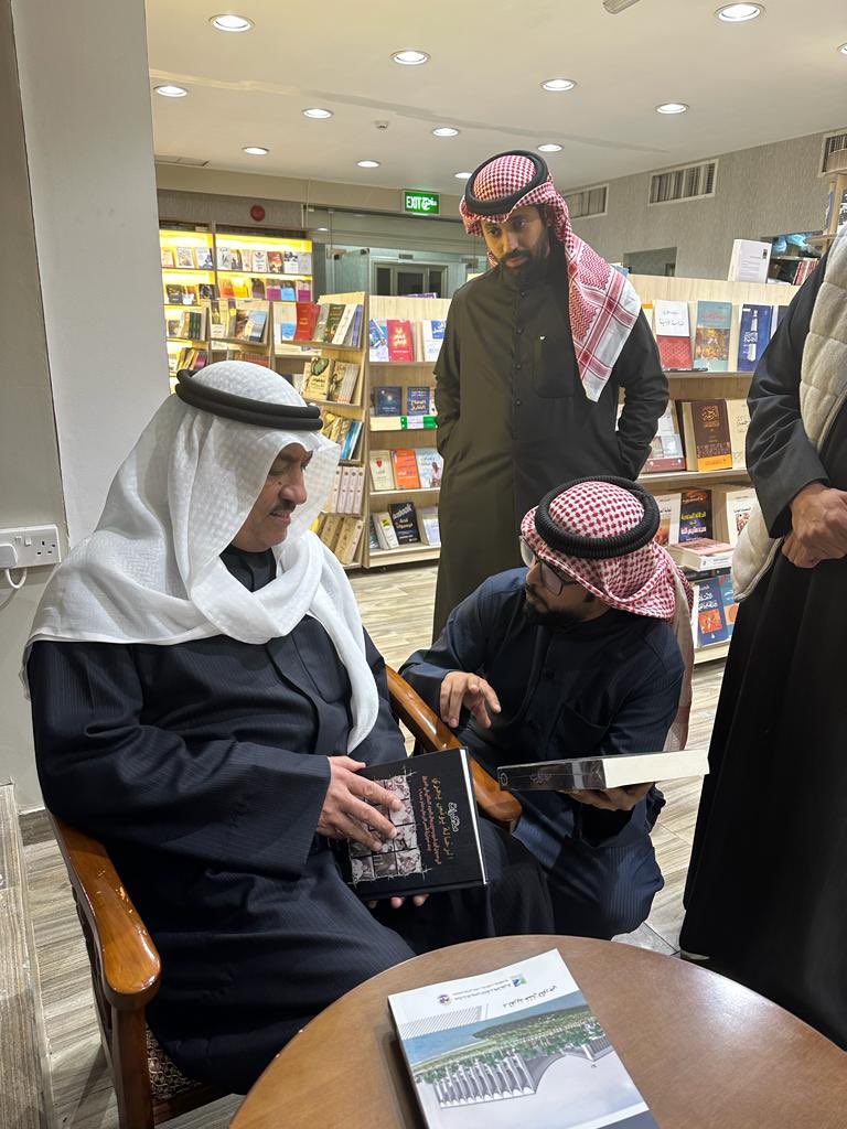 في مكتبة طروس مع ضمير الأمة وحديث عن كتاب ضمير الإسلام 'علي عزت بيغوفيتش'

(هروبي إلى الحرية)
@Torous_BS 
@Dhamer_Alommah