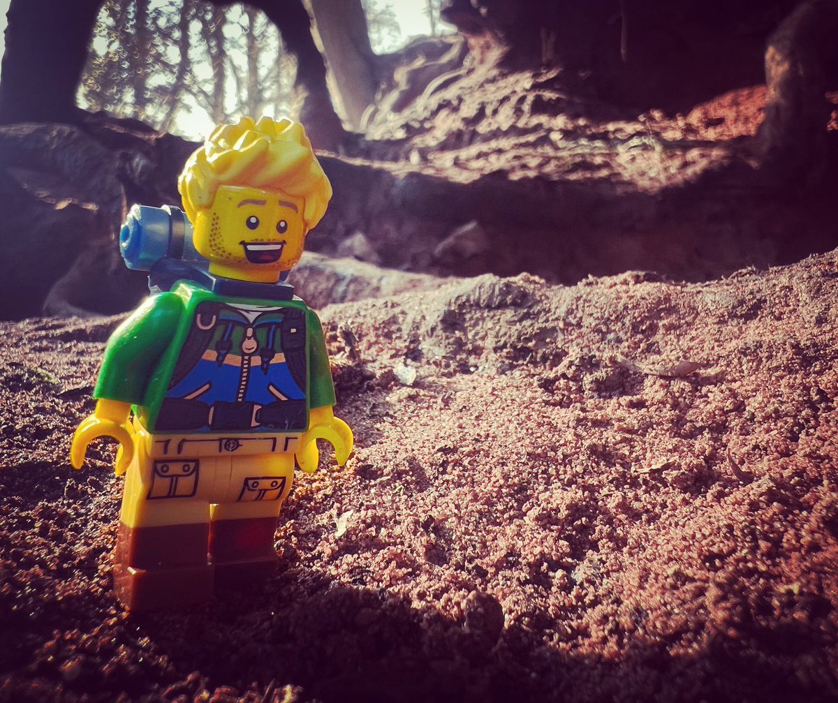 ToyShelfTales's tweet image. One thing led to another, and some how he found himself exploring underneath a tree. 
It seemed quite cave like really.
.
.
.
#TalesFromTheToyShelf #LegoInsta #legominifigs #devonlife #legostagram #LegoPhoto #Toystagram #Toystagram_lego #ToyPhotography #StuckInPlastic