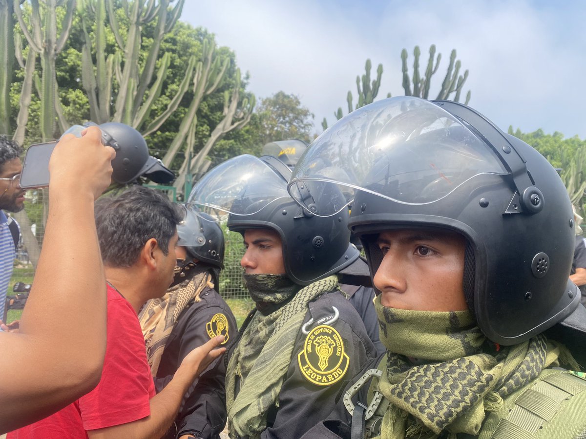LuciaAlvites's tweet photo. En San Marcos no dejan entrar abogados, ni asesores de congresistas. ¿Qué están haciendo adentro con nuestros compañeros? https://t.co/JyUVS6fYZz