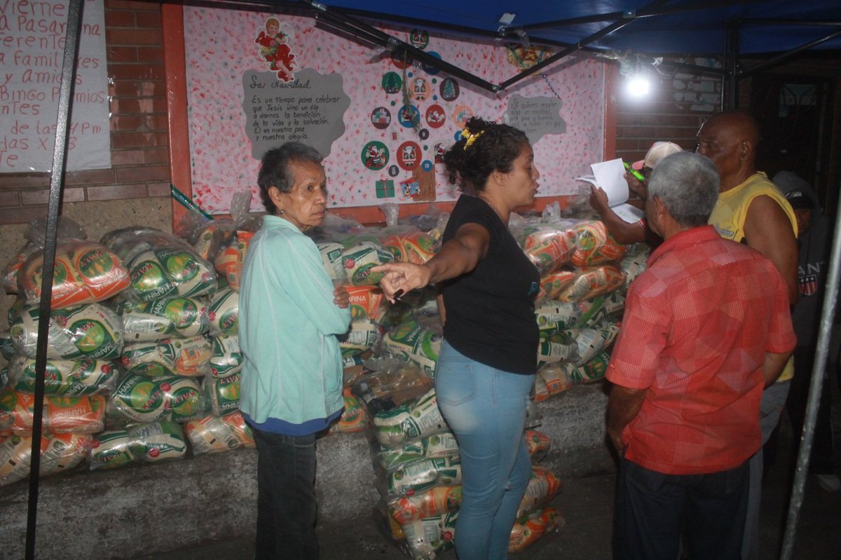 LogicasaOficial's tweet photo. #21Ener #LogiGestión || @LogicasaOficial junto a los Comité Locales de Abastecimiento y Producción (#CLAP), atendieron a las comunas del Municipio Sucre, Edo. Miranda a fin de dar continuidad a los planes de alimentación que lidera el Pdte. @NicolasMaduro
#ElOroEsDeVenezuela🇻🇪 https://t.co/bm7QIKBlXj