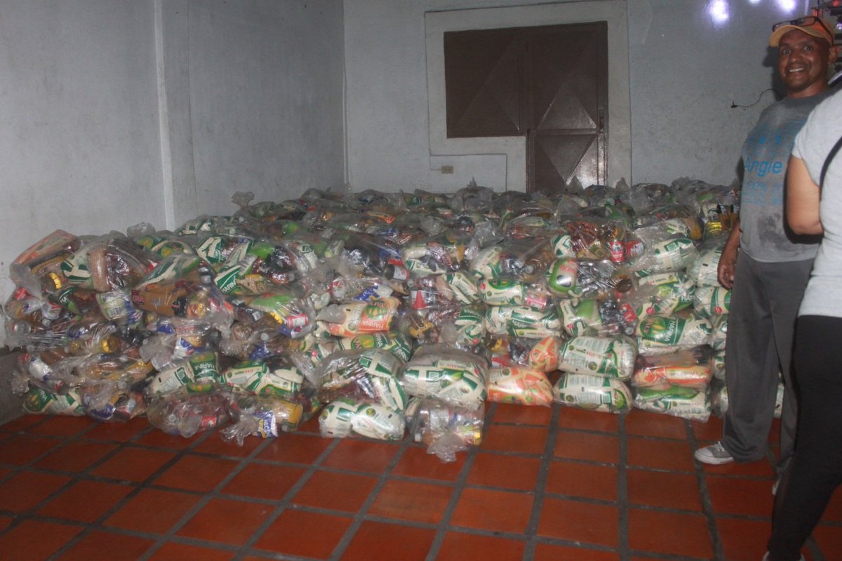 LogicasaOficial's tweet photo. #21Ener #LogiGestión || @LogicasaOficial junto a los Comité Locales de Abastecimiento y Producción (#CLAP), atendieron a las comunas del Municipio Sucre, Edo. Miranda a fin de dar continuidad a los planes de alimentación que lidera el Pdte. @NicolasMaduro
#ElOroEsDeVenezuela🇻🇪 https://t.co/bm7QIKBlXj