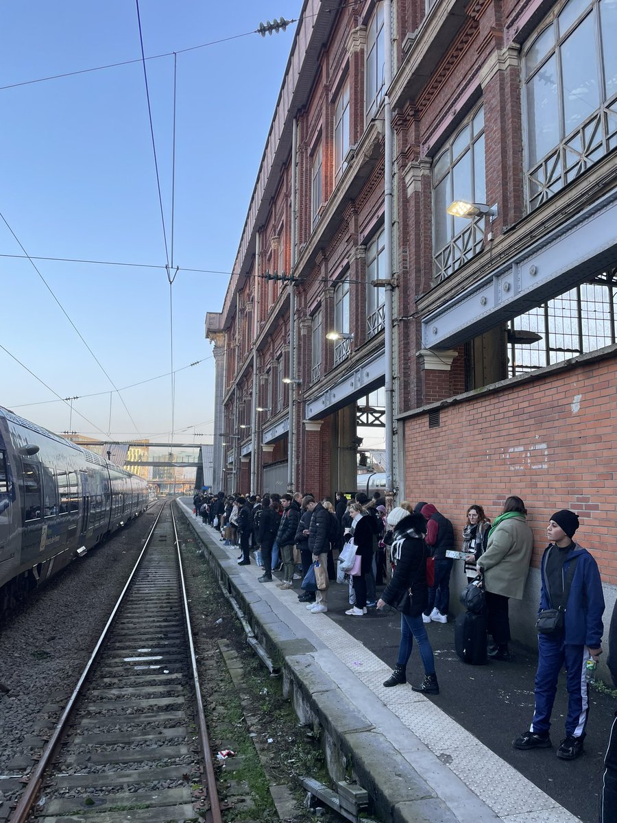 En une image : la région Hauts de France a bousillé les petites lignes. 

Ça c’est la foule qui attend pour avoir une place dans le TER, quinze minutes avant l’arrivée d’un Lille-Jeumont (dix arrêts).