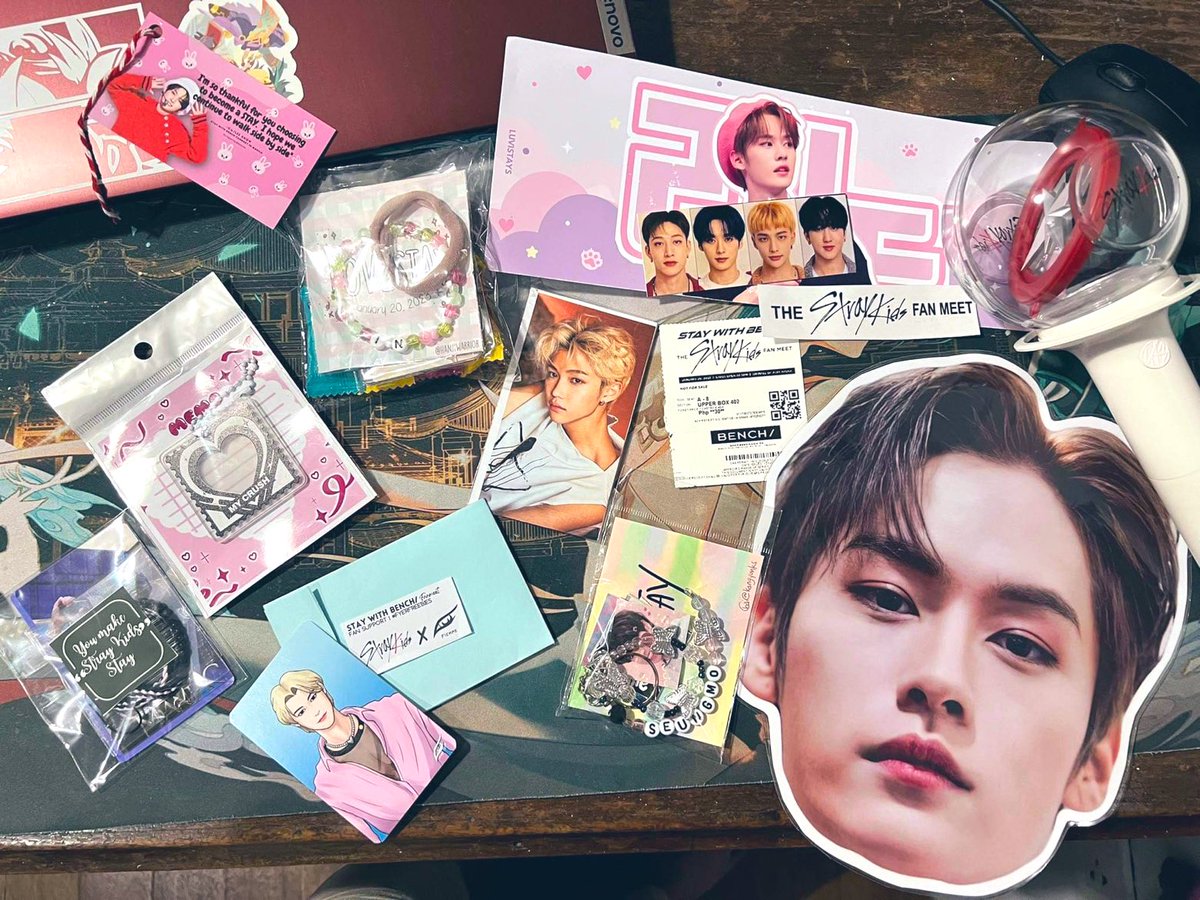 docjiniret's tweet photo. thank you din to those na randomly namimigay ng freebies kahit nakakainis mga kuya guard around arena! ๐ซถ๐ป #fyerfreebies @Wilde_Fierre @hanjiwarrior @kangyonks @smileforday6 @Beyondblessed_e & kay ate seller na binigyan ako ng photostrip & sticker kahit di ako bumili ๐ฅน https://t.co/kcU8Qc9d1a