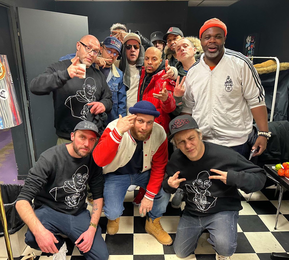RockinSquat's tweet photo. Magnifique soirée DUKE HÉRITAGE ❤️
Bravo à #Yanbra pour tout l’amour qui le motive et à ts ls personnes qu’il a réunies pour que l’Odyssée de son frère suive son cours. Big up à ts les artistes & le public présents qui continuent à faire vivre la mémoire de #DJDUKE 👑🔻 https://t.co/J7PSkiikJq