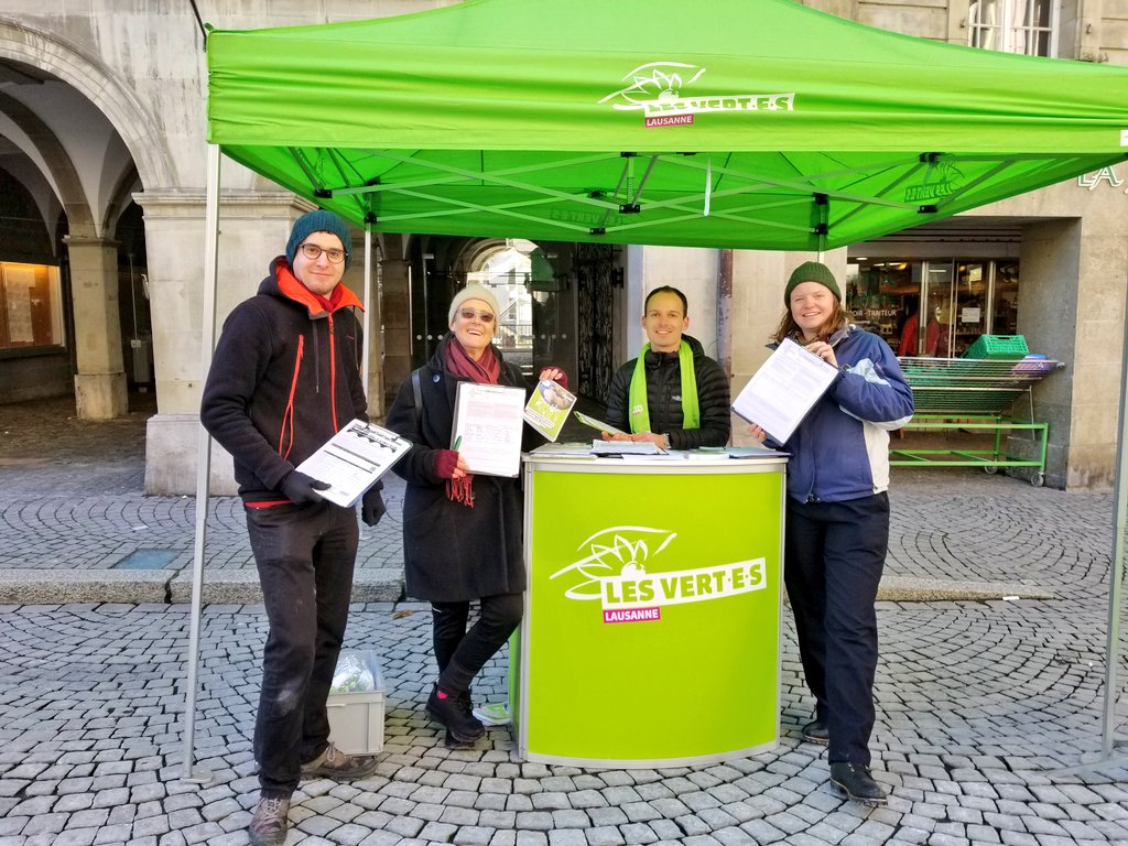 VertsLausannois's tweet photo. ▪︎ Initiative @LesVertsSuisses pour un #FondsClimat 🌍♻️🌻
▪︎ Initiative @JeunesVertes pour la resp. environnementale 💧🌳✊
▪︎ Pétition pour un Grand-Pont sans voiture 🌁🚫🚘
De nombreuses signatures malgré le froid glaçant, merci à toutes et tous ! 💪📝❄ https://t.co/D2hkeHGAhc