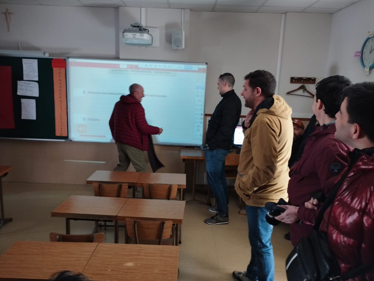 Hoy han vuelto al cole antiguos alumnos de la promoción de 1982. Paseando por las aulas han recordado tiempos de su época escolar así como han descubierto los cambios en espacios, métodos y personas, pero manteniendo el carisma salesiano, educando desde el corazón.