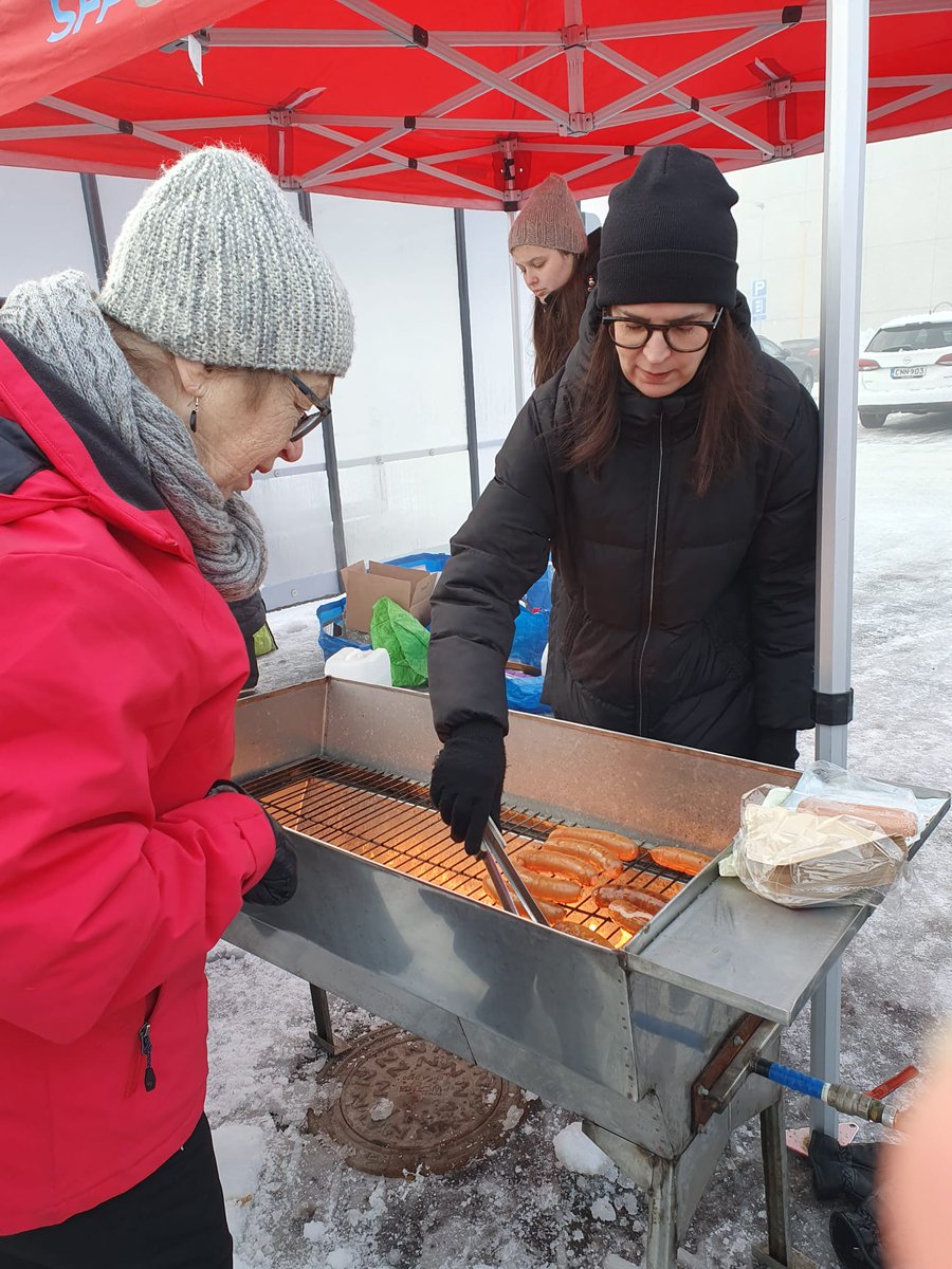 Det var partiets officiella kampanjöppning idag och vet ni, grillad korv is the sh*t.

#eduskuntavaalit2023