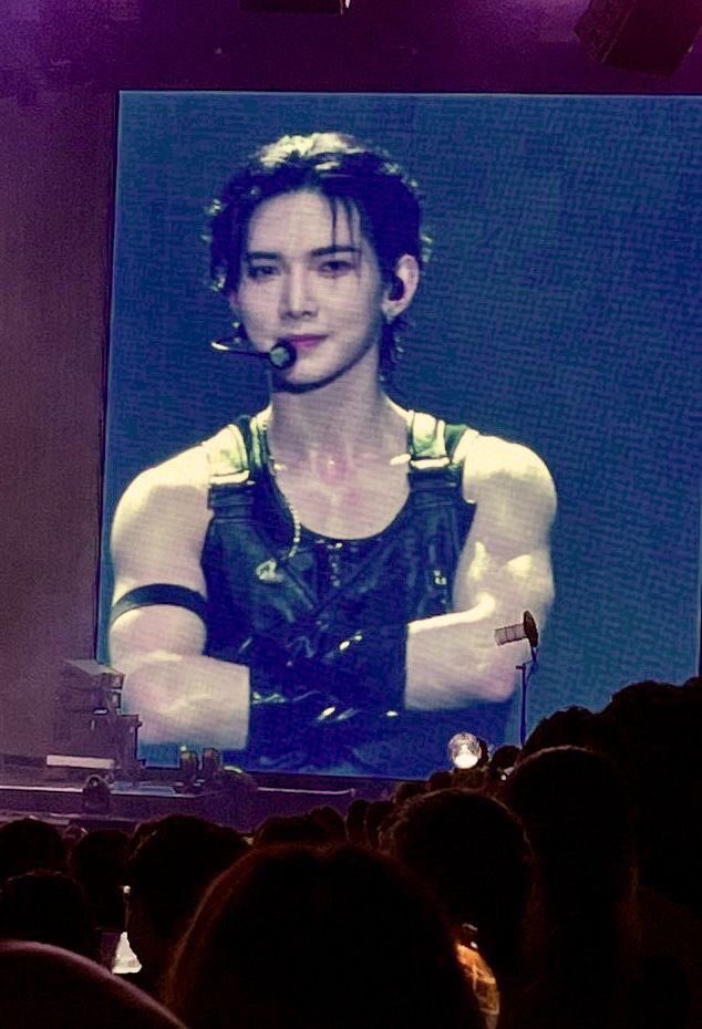 EB0YE0SANG's tweet photo. smile of an angel arms of a devil https://t.co/gaoGtDaJAt