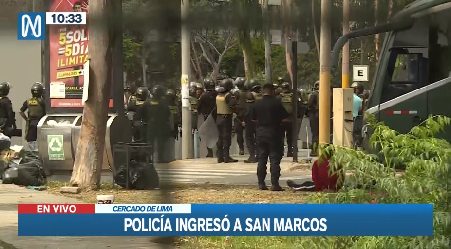 Uncafecommie's tweet photo. La policía deteniendo a campesinos y universitarios de la San Marcos // La policía cuando haces una denuncia https://t.co/xTSS5MiDb7