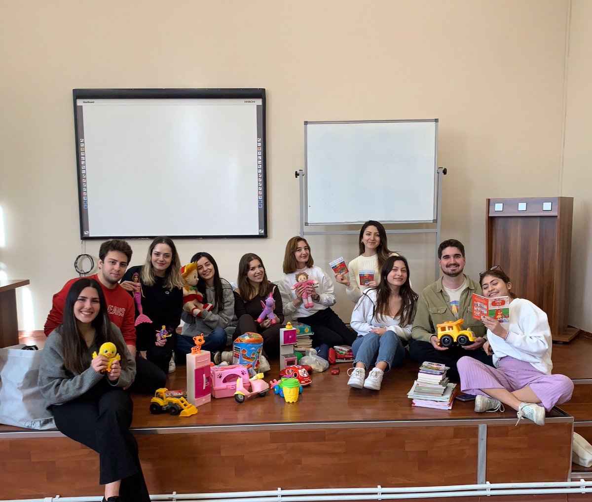Çocuklara "Yeni Yıl Hediyesi Gönderiyoruz" adlı sosyal sorumluluk projemiz için hazırlanan hediyelerimiz Diyarbakır'a doğru yola çıktı!🐢🎁

Our gifts to children within the social responsibility project called "We Are Sending New Year Gifts" to Diyarbakır are on their way!🐢🎁