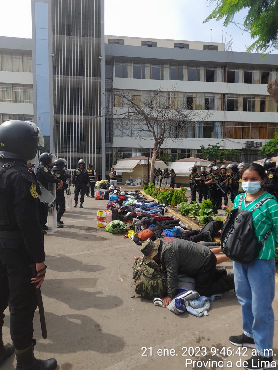 ValeriaBersaken's tweet photo. #URGENTE ‼️‼️Policía captura a subversivos que se encontraban en la @UNMSM_ se les incauta hondas, quetes de pasta básica, cientos de avellanas y hasta dinamita #TerrorismoNuncaMas , como en los 90s nuestras fuerzas del orden los volvieron a vencer! Y así termina la #TomaDeLima https://t.co/WYZL45buZ0