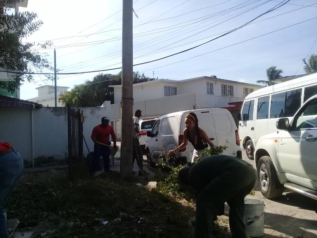Inicia 2023 con nuevos bríos, lo demuestran nuestros trabajadores hoy en labores de higienización y ambientación de las sedes. Demostrando el sentido de pertenencia con la alegría que nos caracteriza. 👏👨‍🔧 Poniéndole 🫀
#UnidosConstruimosCuba 🧰🪛🔨🧹
#Cuba
#AguaySaneamientoCuba