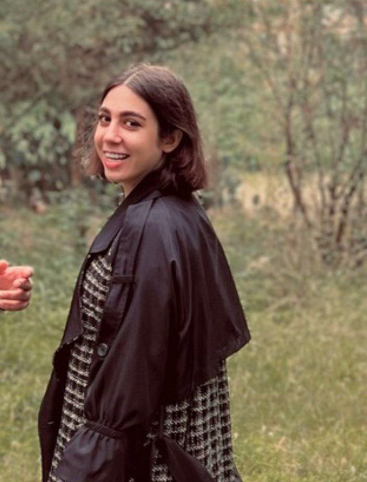 #ملیکا_هاشمی دانشجوی معماری دانشگاه سوره و خبرنگار، امروز ۱ بهمن که برای ارائه‌ی پاره‌ای توضیحات به دادسرای اوین مراجعه کرده بود، بازداشت شد.
صدای ملیکا باشیم.