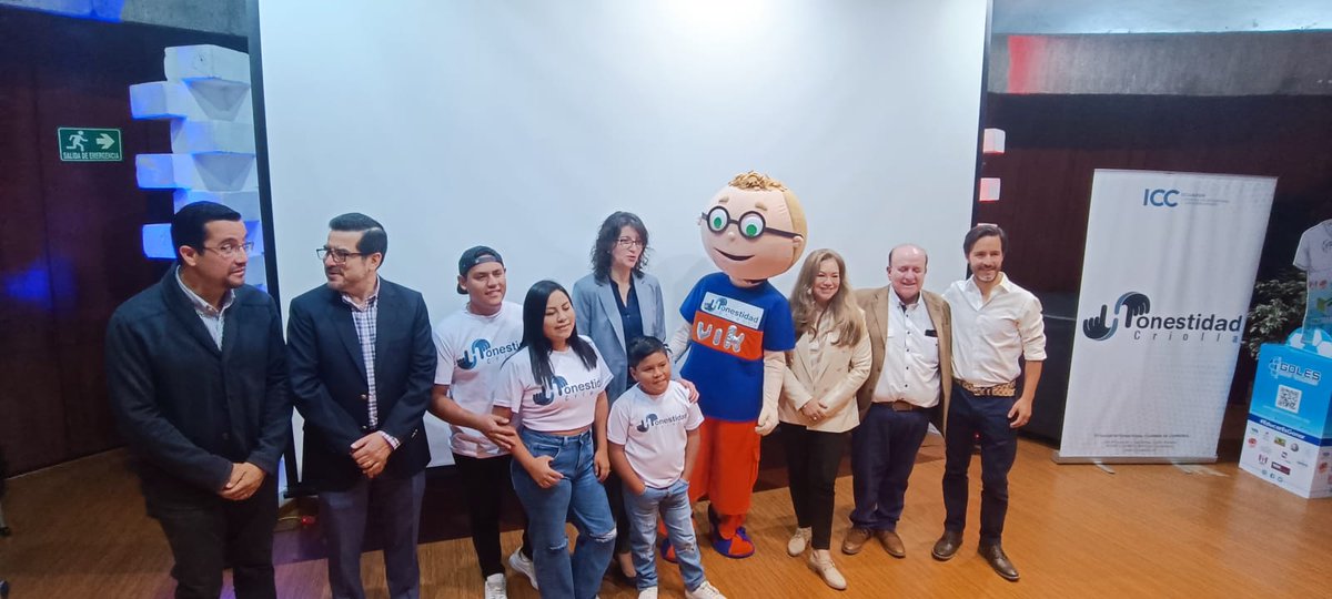quitohonesto's tweet photo. En este momento nos encontramos en el evento de premiación del Concurso Crecer Honesto de la campaña @Honestcriolla de la @lacamaradequito Este concurso buscó incentivar a los niños a reflexionar sobre valores utilizando el arte, la poesía y pintura. https://t.co/SK2w7F1NwY