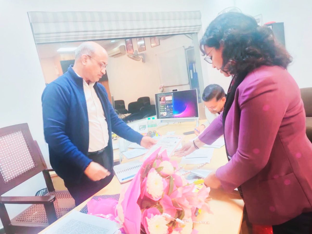 प्रमुख सचिव, बेसिक शिक्षा श्री दीपक कुमार जी से मुलाकात कर महिला शिक्षिकाओं की विभिन्न मांगों व समस्याओं को एक बार पुनः अवगत कराया गया।।