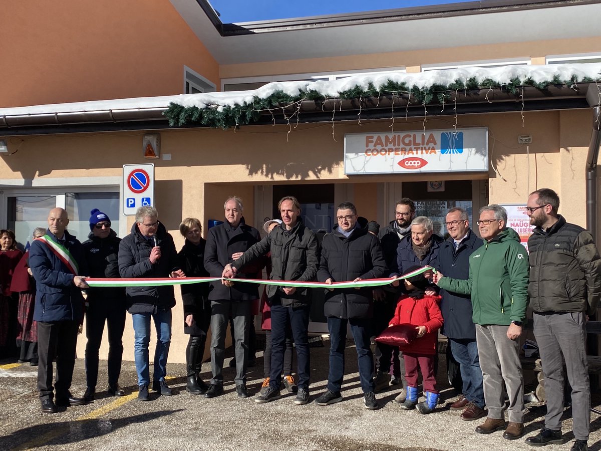 ProvinciaTrento's tweet photo. 👁🗨A #Luserna il benvenuto alla Famiglia Cooperativa Vattaro e Altipiani. Inaugurato il punto vendita alla presenza del Presidente @MaurizioFugatti. Un taglio del nastro diventato festa di comunità.
La News 👉https://t.co/YOt60JC23w https://t.co/3x1viYxtMX