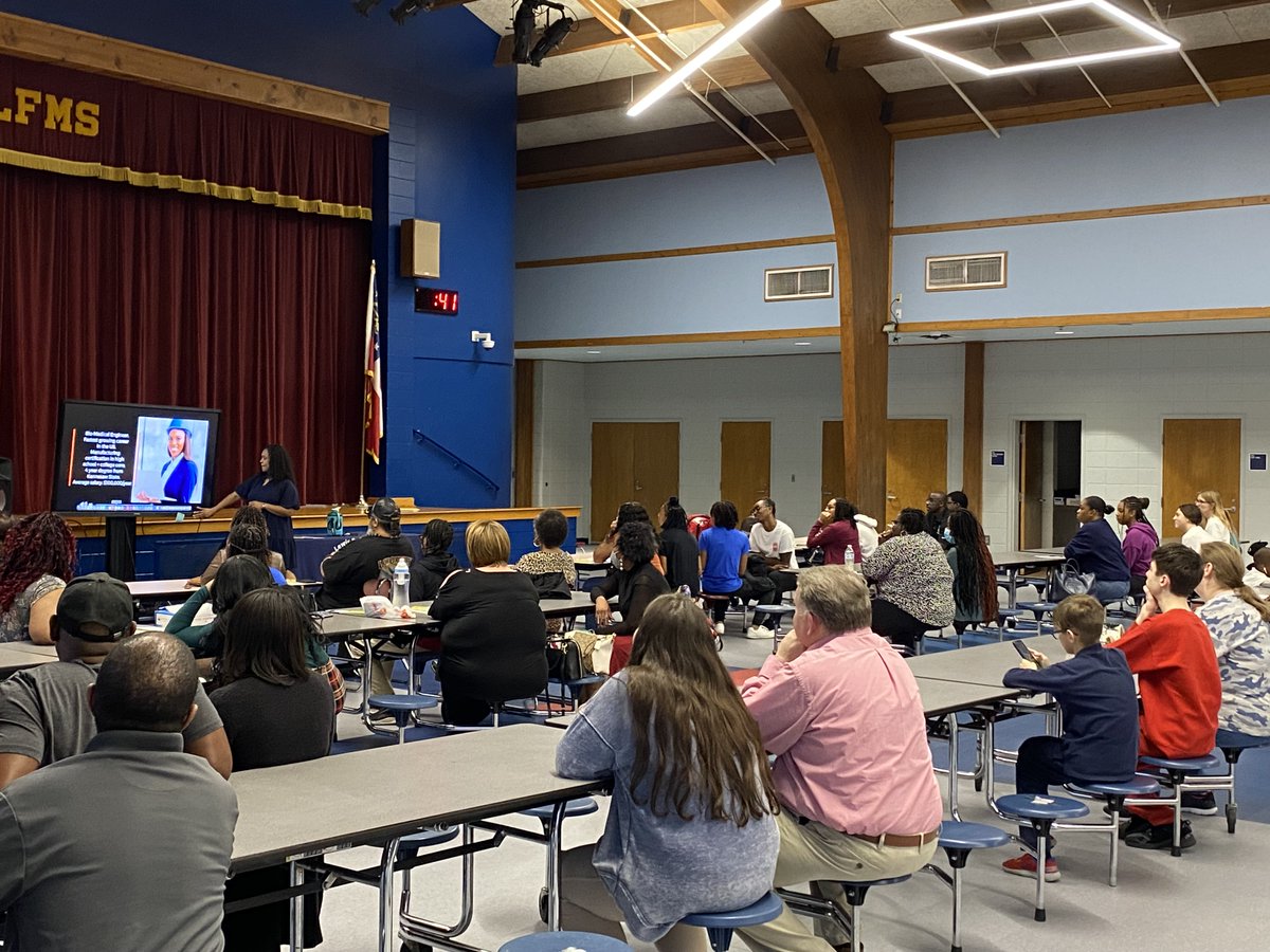 DrTorriJackson's tweet image. Our 8th Grade Parent Night @LFMSPatriots with @LCCACareers was awesome! Thank you for the information on dual enrollment and opportunities at LCCA! @DRDEB_LCSS @LibertyCoSchool