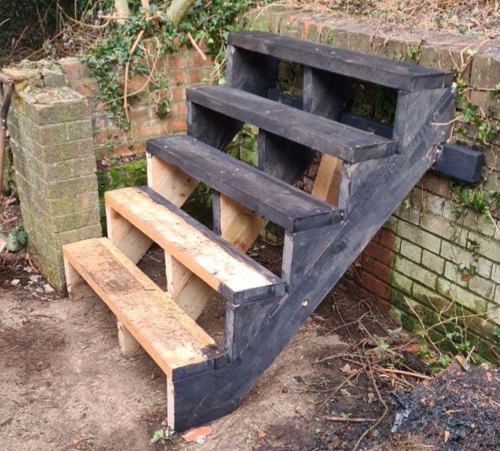 Roots2thefuture's tweet photo. Take a look at what we created in our #carpentry session โฌ๏ธ๐
Now THIS is what weโre all about! Teaching the children new #lifeskills making our reclaimed timber steps๐๐ผโจ
#rootstothefuture #warwrick #practicaleducation #outdooreducation #holisticlearning https://t.co/k6DBhx5kwL