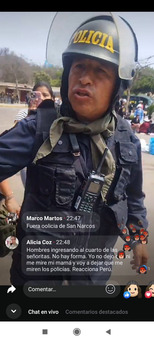 Macsolef's tweet photo. Este es el rostro del policía agresor de una estudiante universitaria en San Marcos por el solo hecho no sentarse!
Porque la policía no está identificada con sus membretes? Qué es esto Policía nacional? 
@Defensoria_Peru https://t.co/p6AZGhNBH7