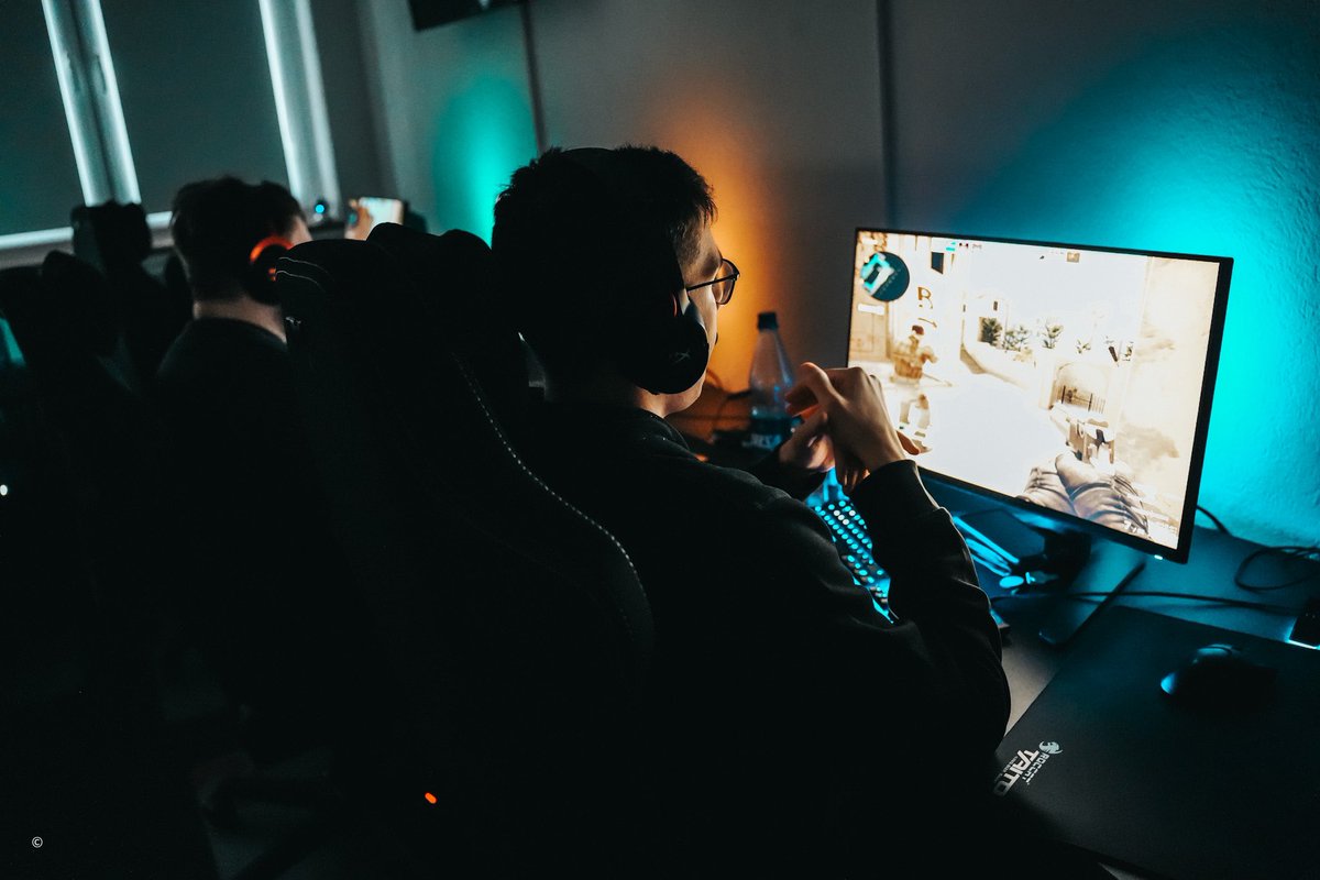 Esports Center (@esportscenterde) on Twitter photo Was macht man nach einem erfolgreichen Shooting bei uns im Esports Center? Richtig… Zocken! <a href="/TeamSkinBaron/">Team SkinBaron</a> ist auch schon fleißig dabei!
#bootcamp #gaming #germany #esport #esports #csgo #counterstrike Was macht man nach einem erfolgreichen Shooting bei uns im Esports Center? Richtig… Zocken! <a href="/TeamSkinBaron/">Team SkinBaron</a> ist auch schon fleißig dabei!
#bootcamp #gaming #germany #esport #esports #csgo #counterstrike