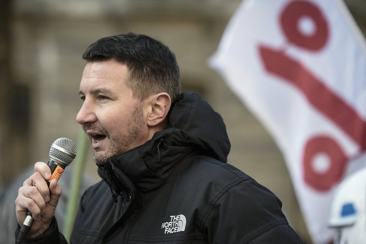 BFMTV's tweet photo. 🔴 EN DIRECT
"On va bloquer la société": Olivier Besancenot appelle les manifestants à être des "activistes de la grève générale"
https://t.co/3y9CqZ2wh7 https://t.co/PHsbFnUujn