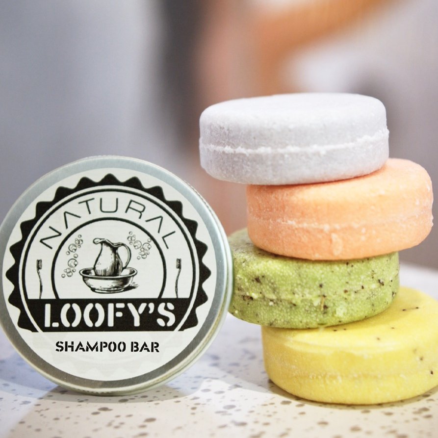 Heb jij je haar al eens gewassen met een Shampoo bar? En wist jij dat de zeepblokken veel langer mee gaan dan een fles shampoo?
#shampoo #duurzameverzorging #zerowaste #natuurlijkeshampoo #shampoobar #loofys #greenpicnic