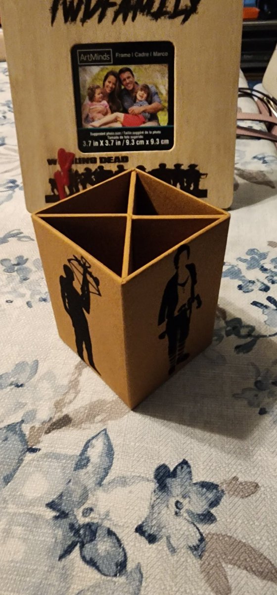 O_RodriguezIII's tweet photo. Creating is my favorite #Artist #TWDPencilPenBox #TWDFamily who do you see...I also made the #Frame in the back of pics.
#OscarsRedHat #TWDARTIST
#TheWalkingDead #TWDU #Art #Create #OscarsArt https://t.co/6Afii2Vu4U