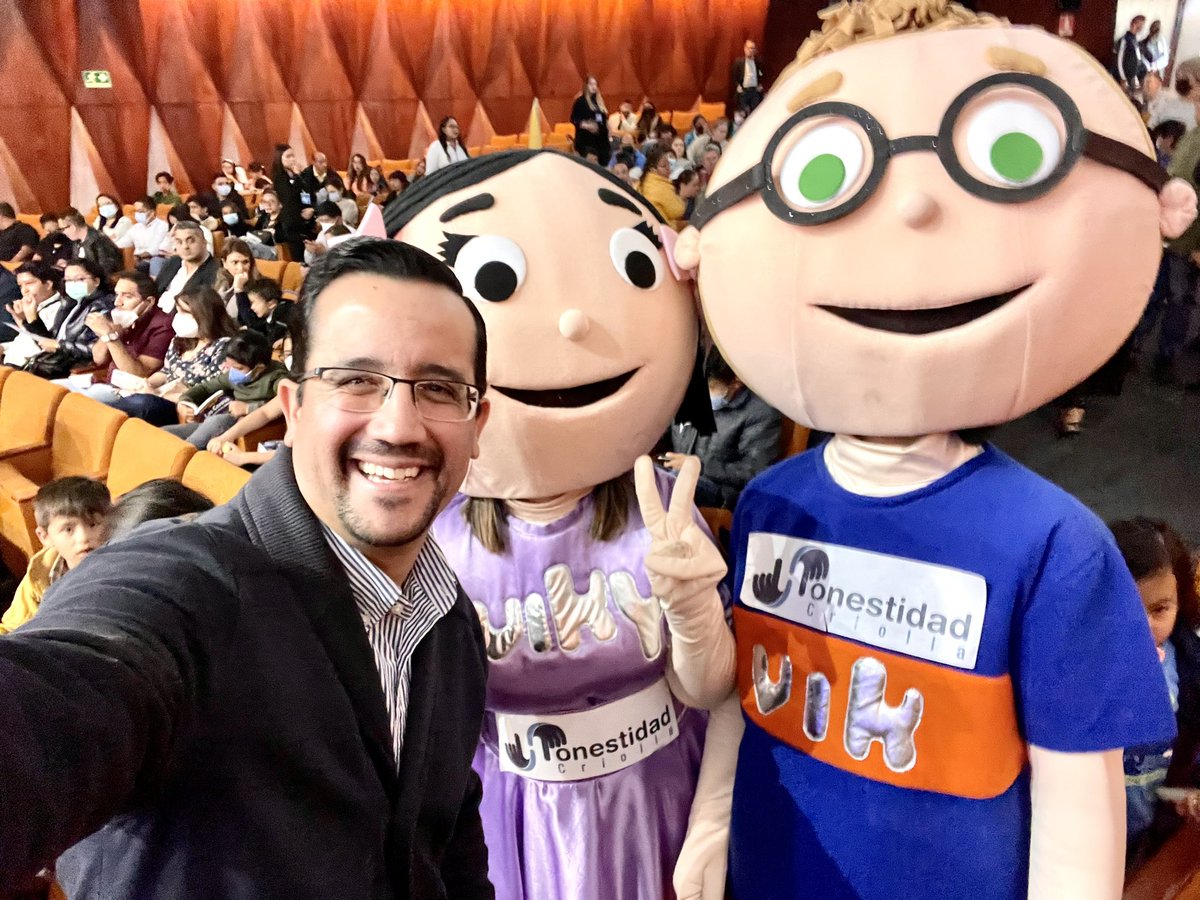 juanchoriva's tweet photo. Uno de nuestros ejes estratégicos como @lacamaradequito es la lucha contra la corrupción. Hoy premiamos a los ganadores del concurso #CrecerHonesto para fomentar los valores desde los niños y jóvenes. @HonestCriolla 🙌🏼 https://t.co/tYYfTQUkd0