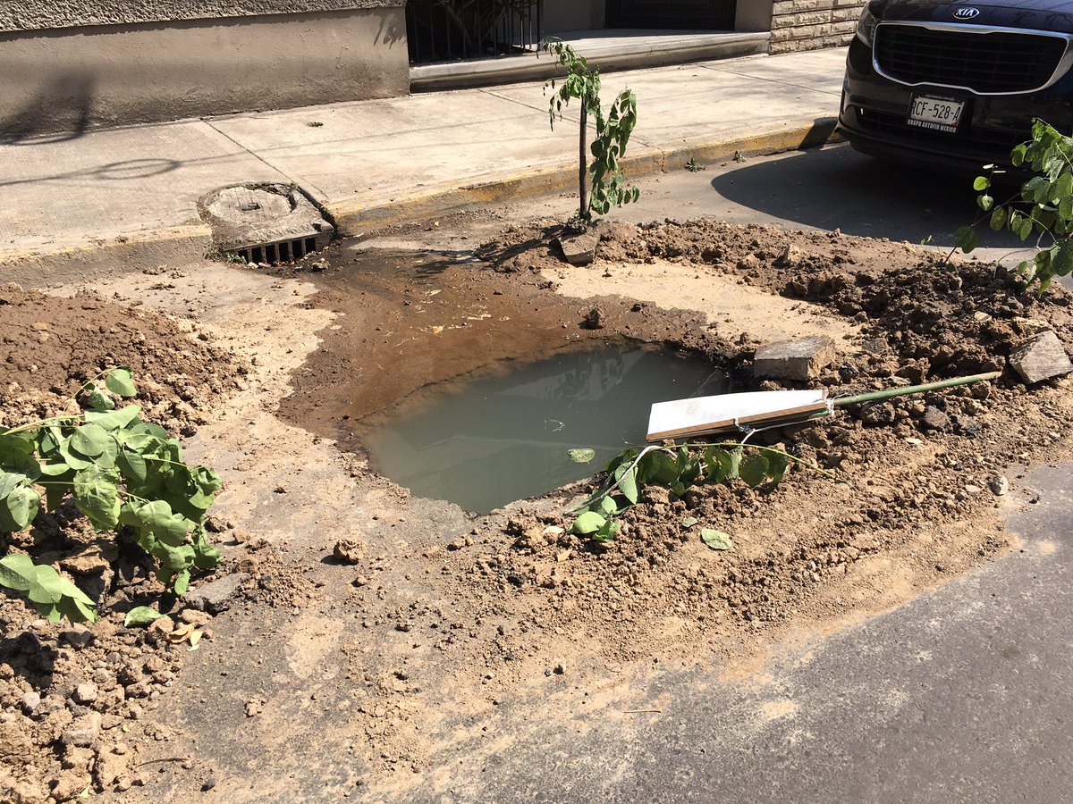 mikevideo21's tweet photo. 🚨#URGENTE Así es como #violentan personal @SacmexCDMX OficinaRegionalCoy a vecinos, usando instalaciones en represalia por denunciar #CORRUPCION no reparan fugas en central, col. Atlántida @Alcaldia_Coy @coloniaAtlantid a 5 minutos de ahí #ATENCIÓN @Claudiashein @GobCDMX https://t.co/mTfuy5kCo7