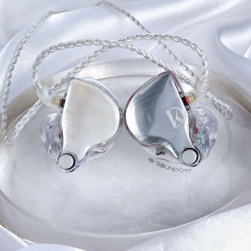 CatDanik's tweet photo. 12. White Pearl &amp; Silver with small KD logo https://t.co/1oMYgXRuh5